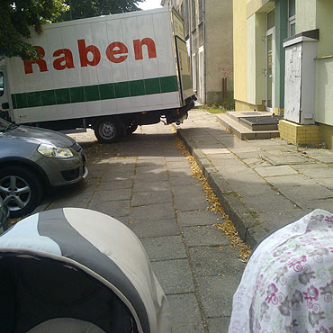 Blokuje chodnik tak, e nie mona przej