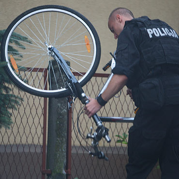 Widzicie, jak kto niesie rower? Dzwocie na policj!