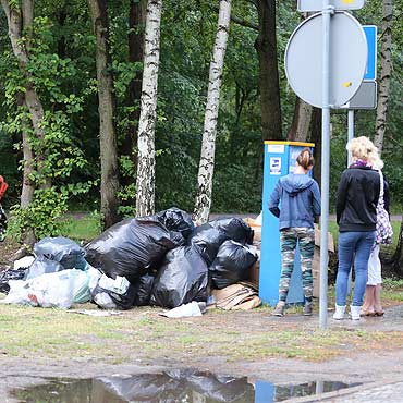 mieci z targowiska nadal lduj przy drodze