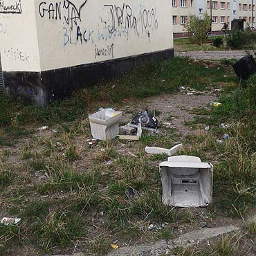 mieci midzy garaami. Czytelniczka: ''Tego ju za wiele!''