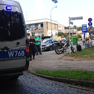 Samochd osobowy zderzy si ze skuterem. Kierowca jednoladu w szpitalu
