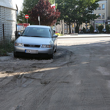 Wyrwnali nawierzchni parkingu