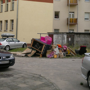 Porzdki w domu. A przed blokiem - ju nie