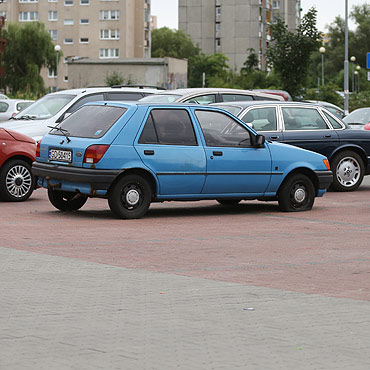 Od dwch lat auto stoi na czterech miejscach postojowych! Nikt tego nie zauway?