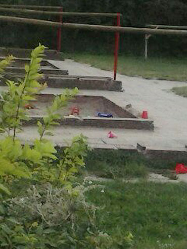 Niezabezpieczone piaskownice w przedszkolu