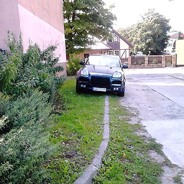 Zrobi sobie parking na trawniku
