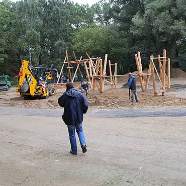 Przy szpitalu powstaje nowy plac zabaw