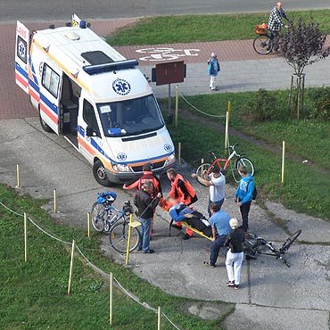 Mody rowerzysta nie zauway acuszka. Zabrao go pogotowie