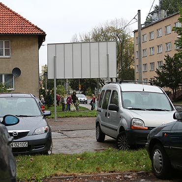 Postawili tablice reklamową zabierając dwa miejsca parkingowe