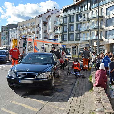 Znw potrcono rowerzyst! Moda dziewczyna w szpitalu