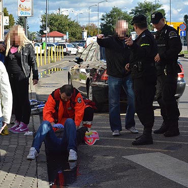 Znw potrcono rowerzyst! Moda dziewczyna w szpitalu