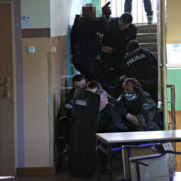Obawa na uzbrojonego szaleca w winoujskiej szkole. Zobacz film!