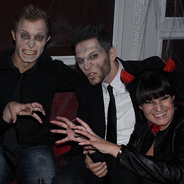 Halloweenowa zabawa. Nie zabrako kreatywnych strojw i makijay.