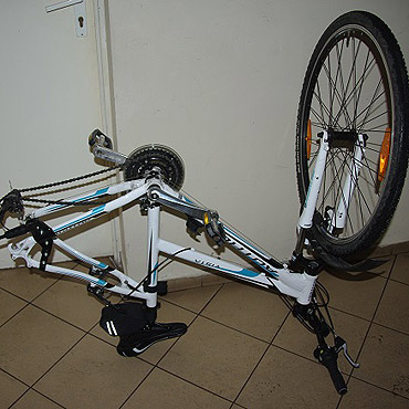 Policjanci odzyskali skradzione auto i rower