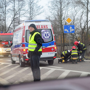 Pijany motorowerzysta uderzy w sup tablicy informacyjnej na Warszowie