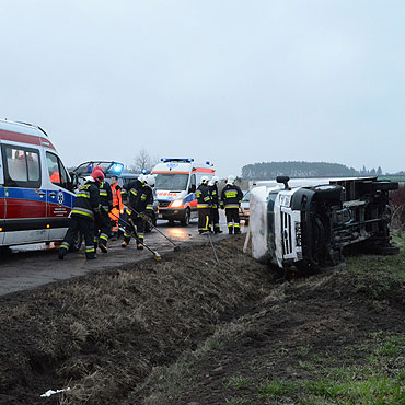 W Dargobdzu Ford wjecha do rowu! Kierowca w szpitalu!