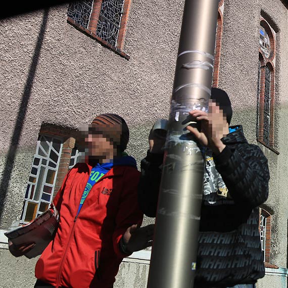 Wieszaj ogoszenia i reklamy gdzie popadnie. Nawet na latarniach ulicznych