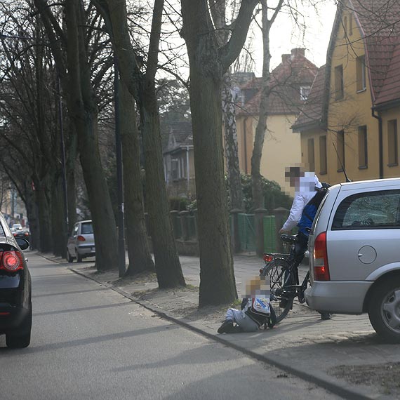 Mogo doj do tragedii. Dziecko przewoone na tylnym baganiku roweru spado