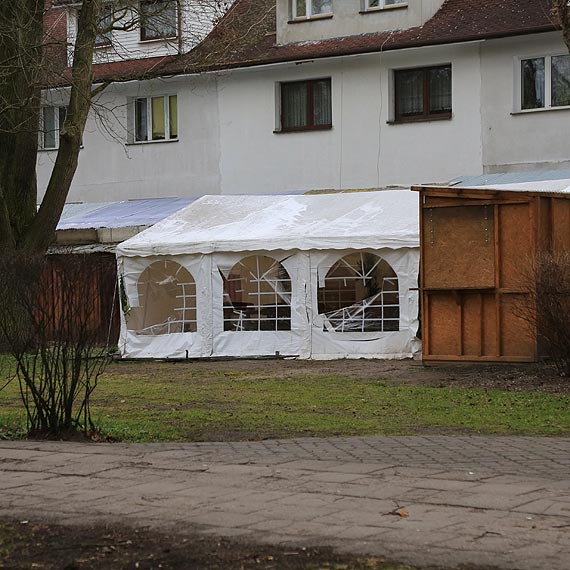 Wandal uszkodzi namiot gastronomiczny przy ulicy Wojska Polskiego
