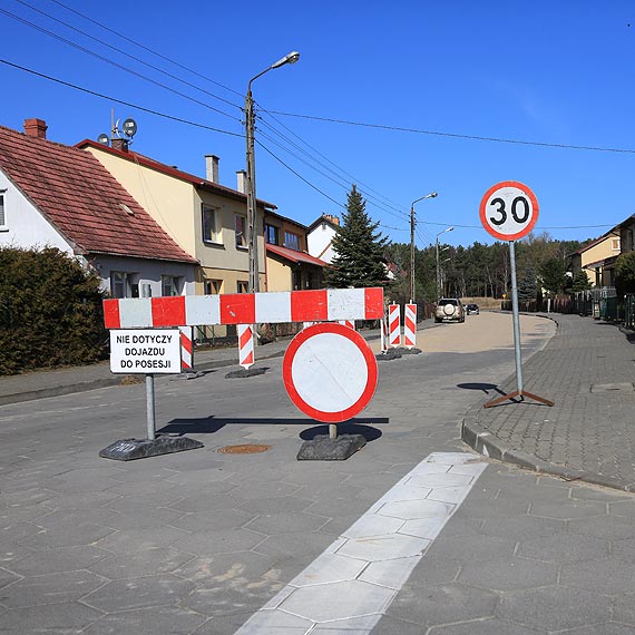 Pracownicy Przedsibiorstwa Robt Drogowych wymieniali uszkodzon trylink na Wielkopolskiej