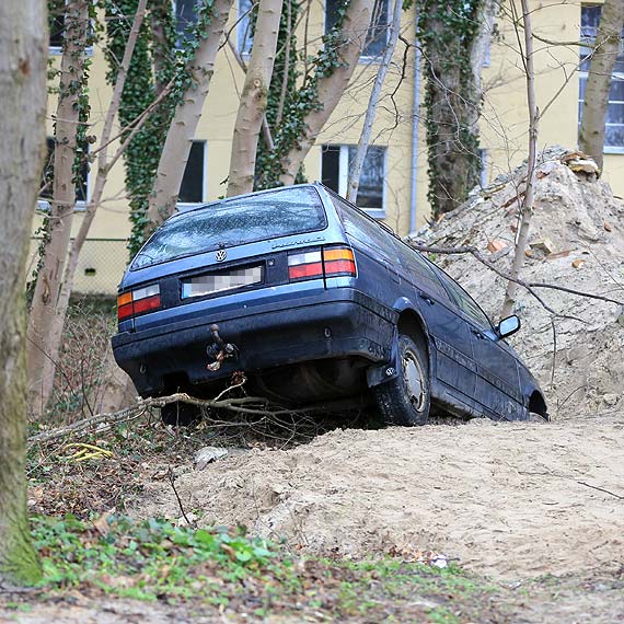Kierowca volkswagena wjecha w skarp i porzuci samochd