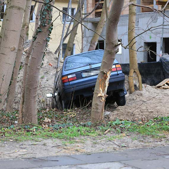 Kierowca volkswagena wjecha w skarp i porzuci samochd