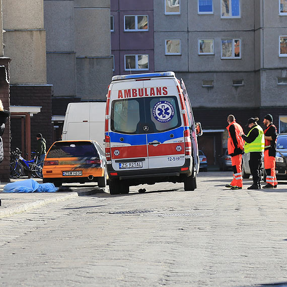 18- latek skoczy z dachu wieowca przy Chrobrego