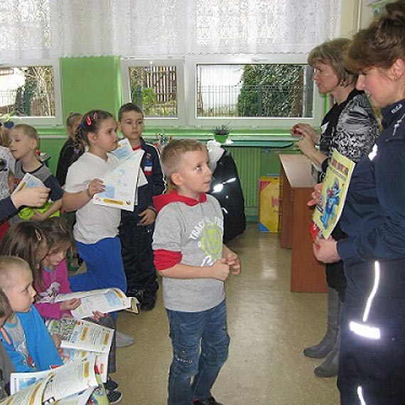 Gryfu i Puchatek uczyy pierwszakw bezpiecznych zachowa. Policjanci odwiedzili czwrk