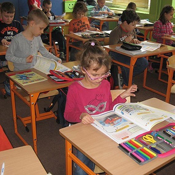 Gryfuś i Puchatek uczyły pierwszaków bezpiecznych zachowań. Policjanci odwiedzili czwórkę
