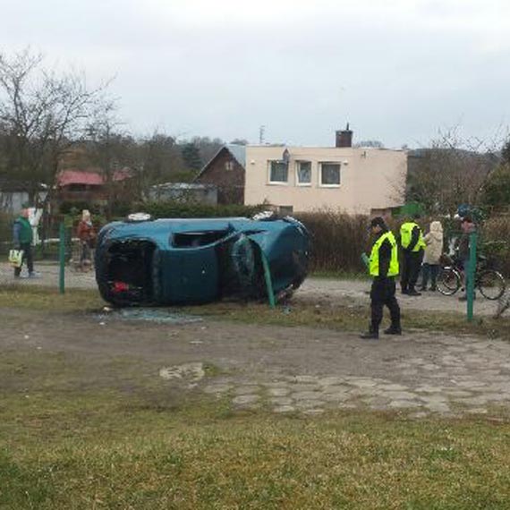 Kierowca mazdy uderzy w ogrodzenie ogrdkw dziakowych przy Szkolnej i uciek
