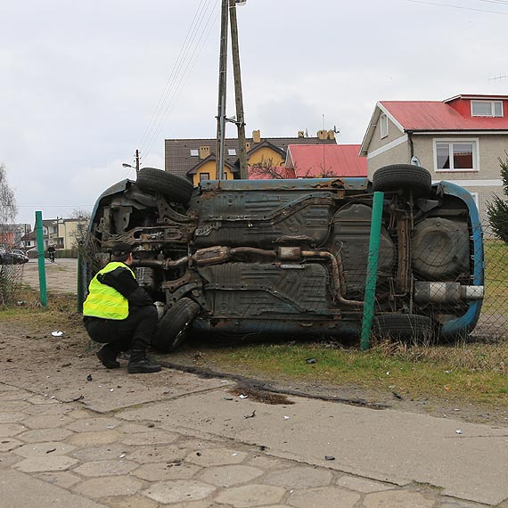 Kierowca mazdy uderzy w ogrodzenie ogrdkw dziakowych przy Szkolnej i uciek