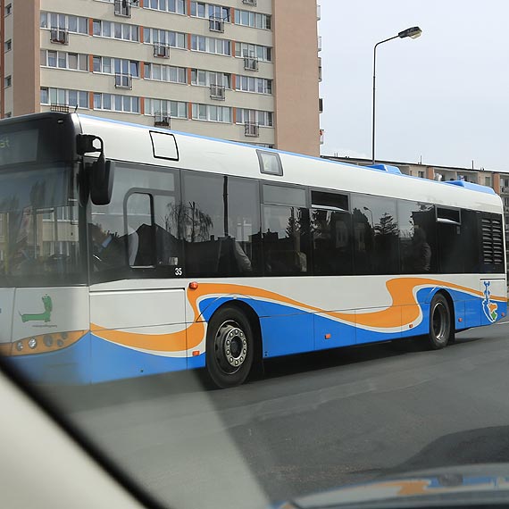Kierowca skutera uderzy w autobus i uciek. Teraz szuka go policja 