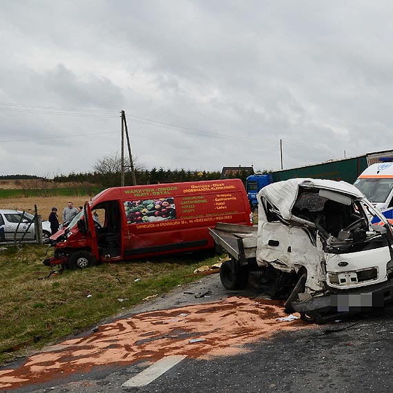 Grony wypadek na krajowej trjce. Cztery osoby trafiy do szpitala