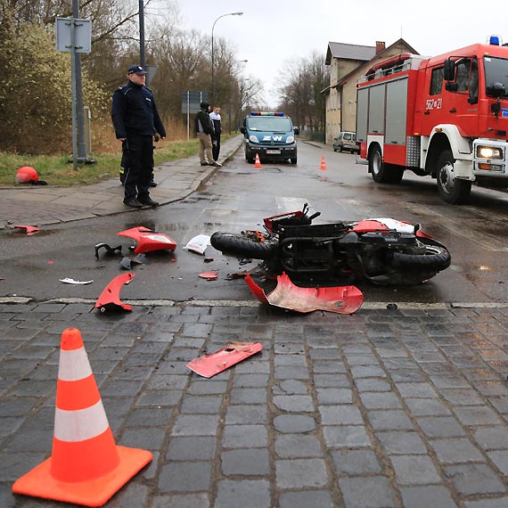 Kierowca citroena uderzy w skuter na Warszowie. Jedna osoba trafia do szpitala