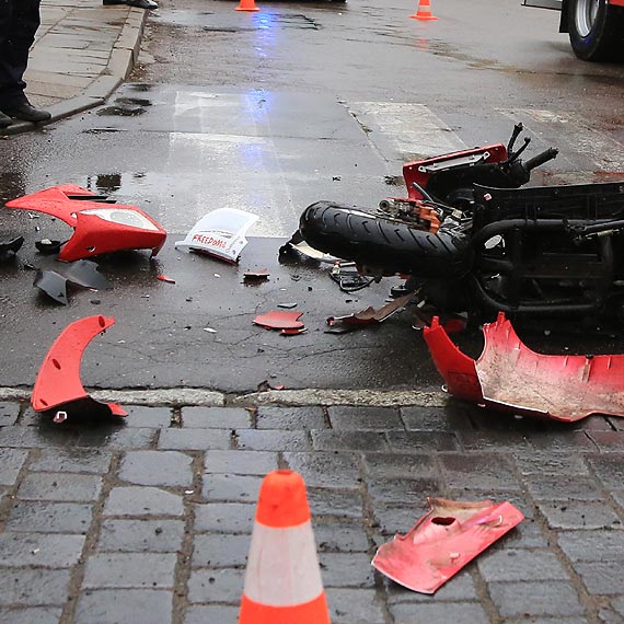 Kierowca citroena uderzył w skuter na Warszowie. Jedna osoba trafiła do szpitala