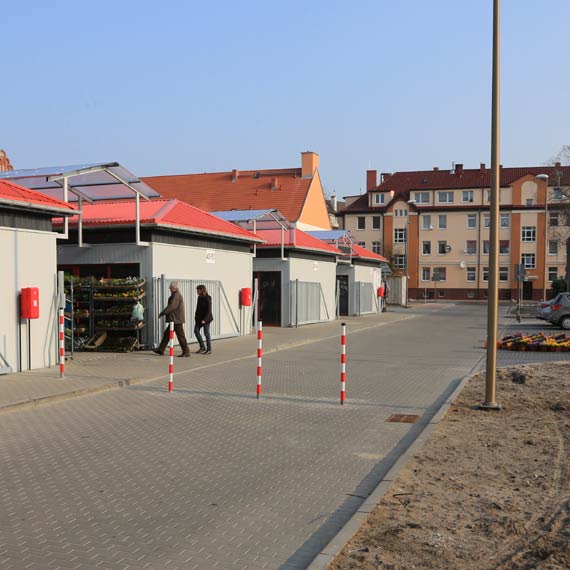 Tu przy zielonym rynku pojawiy si supki ograniczajce ruch samochodowy