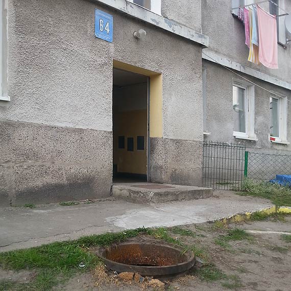 Otwarta studzienka szamba przy Grunwaldzkiej zagraa mieszkacom