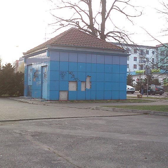 Czytelnik: Zdewastowana stacja transformatorowa wizytwk miasta?