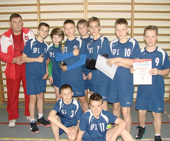 Uczniowie Szkoy Podstawowej nr 1 w finale wojewdzkim w mini pice siatkowej chopcw