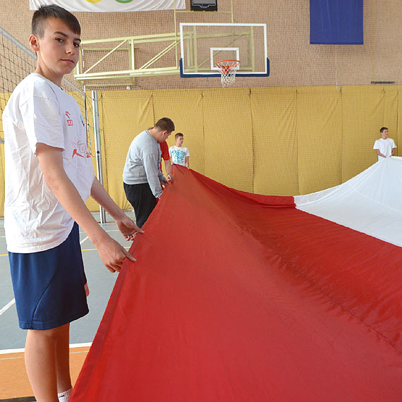 Uczniowie pomogli zoy gigantyczn flag narodow