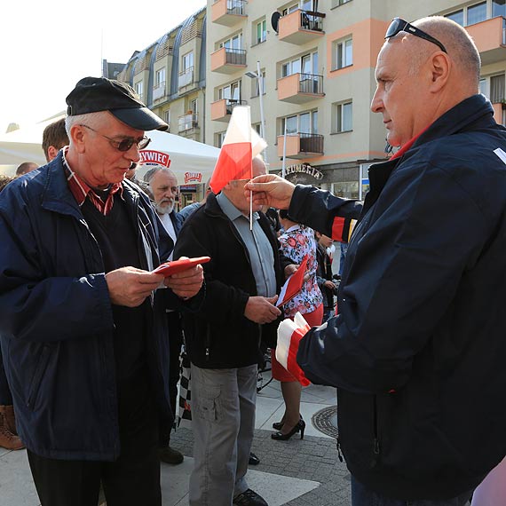 Na Placu Wolnoci rozdano tysic flag