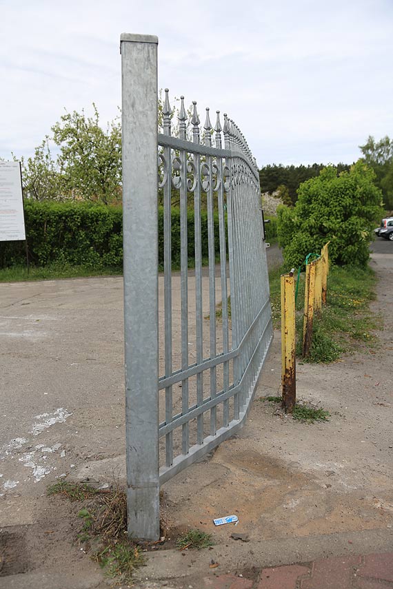 Kierowca samochodu staranowa bram wjazdow na ogrdki dziakowe. Nagra go monitoring