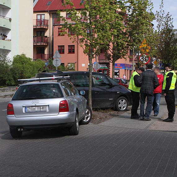 Na ulicy Piastowskiej kierowca audi nie ustpi pierwszestwa i uderzy w renault