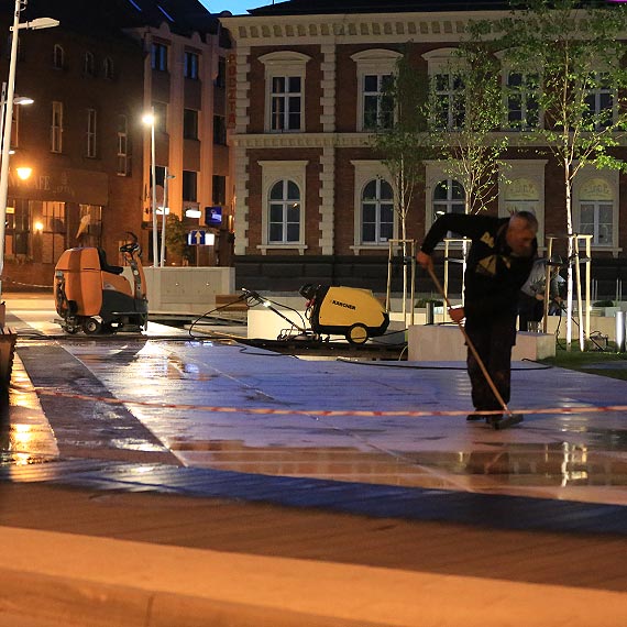 Sprztaj Plac Wolnoci uywajc gonych maszyn w godzinach nocnych
