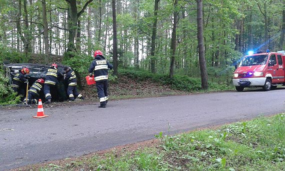 Kierowca bmw uderzy w drzewo
