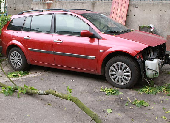 Waciciel auta dugo tej wichury nie zapomni. Auto trzeba odda do warsztatu 