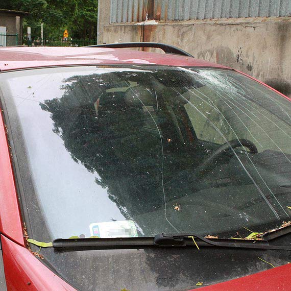 Waciciel auta dugo tej wichury nie zapomni. Auto trzeba odda do warsztatu 