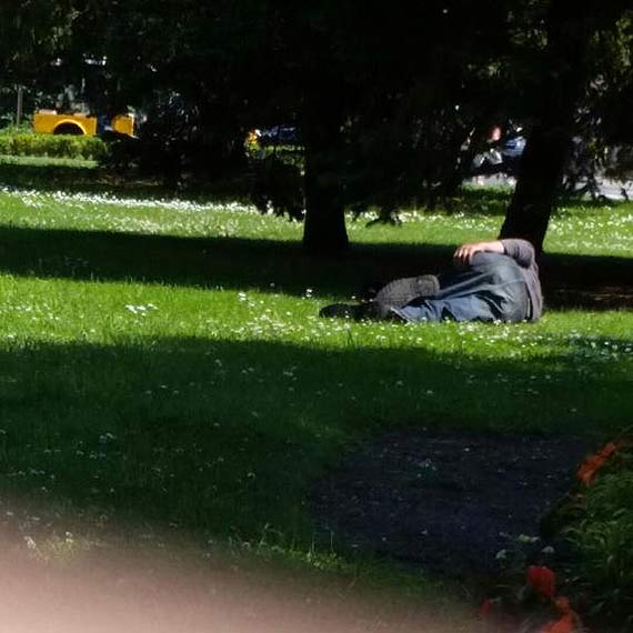 Co zrobi ze picymi panami? Moe na pocztek obudzi?
