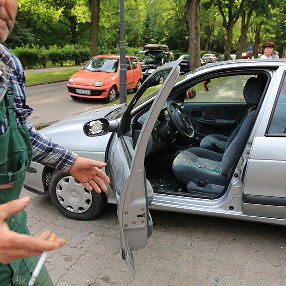 Rozpdzony rowerzysta uderzy w renault przy Sienkiewicza. Jecha jednoladem z silnikiem spalinowym