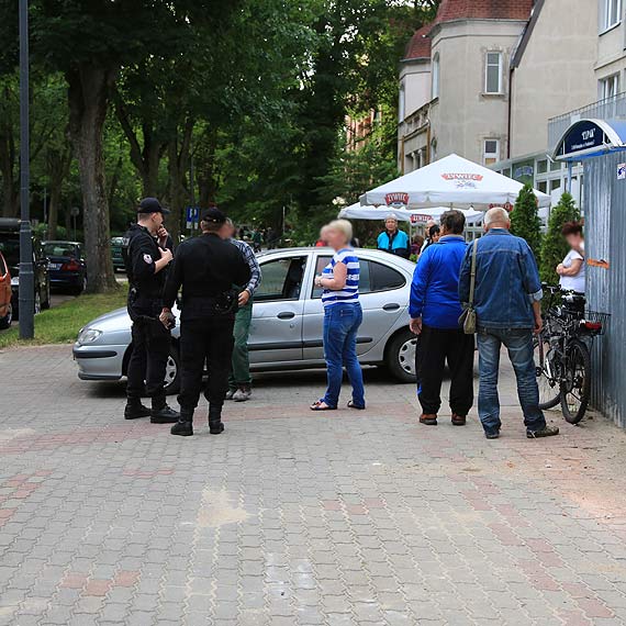 Rozpdzony rowerzysta uderzy w renault przy Sienkiewicza. Jecha jednoladem z silnikiem spalinowym